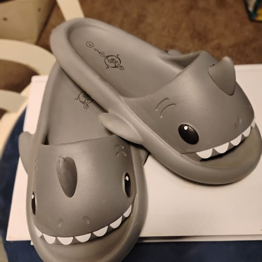 🦈 Cute Shark Slide Slippers – Women’s Size 7 – Soft, Cozy & Fun